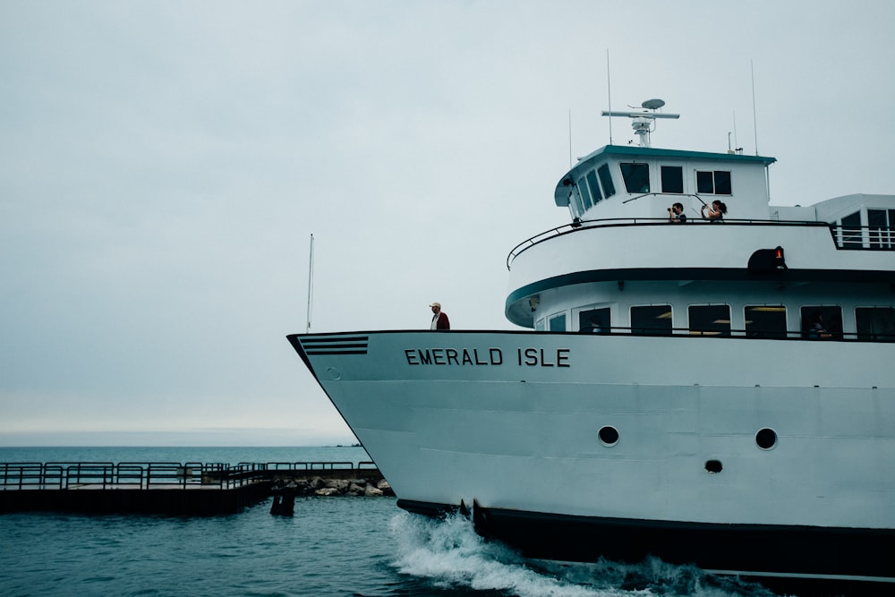 barco blanco de Emerald Isle cerca del muelle durante el día
