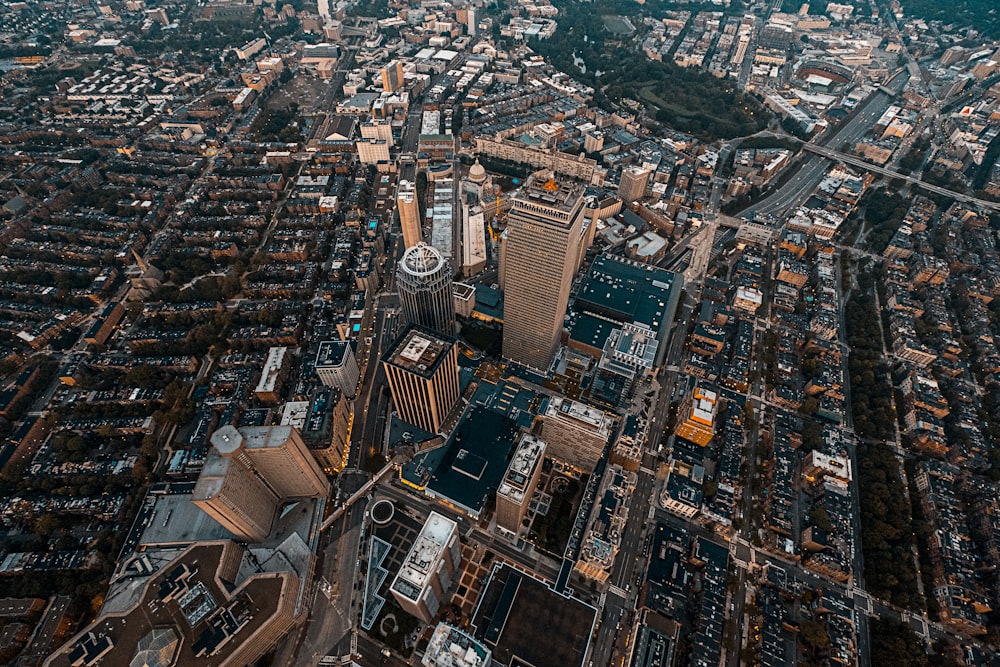 Fotografía a vista de pájaro de edificios de hormigón de gran altura