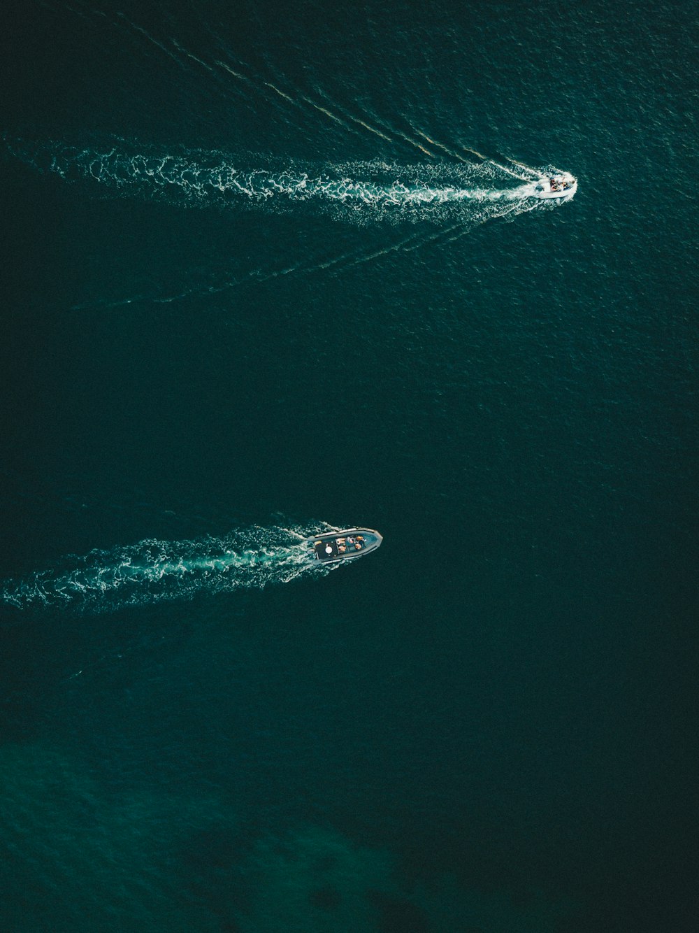 Weißes Boot auf blauem Meer während des Tages