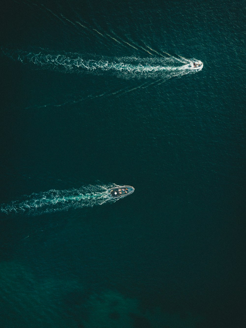 Barco blanco en el mar azul durante el día