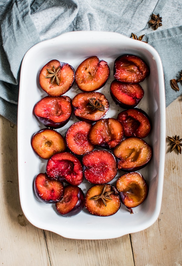 Slices of fruits in white ceramic tray