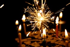 Comemoração de aniversário, com bolo, vela, animação, vida e alegria
