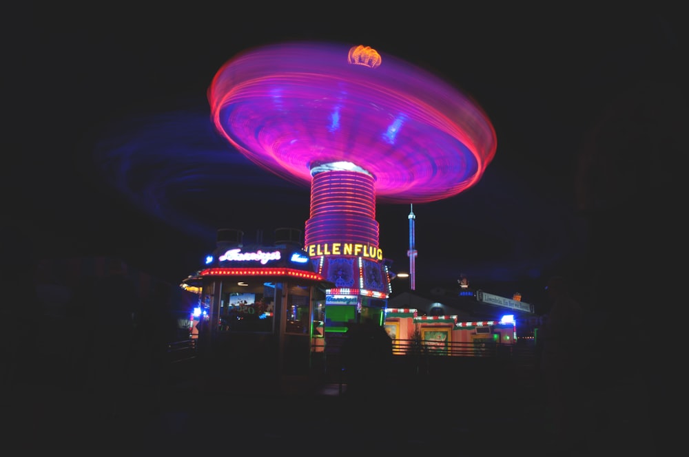 Parc d’attractions éclairé pendant la nuit