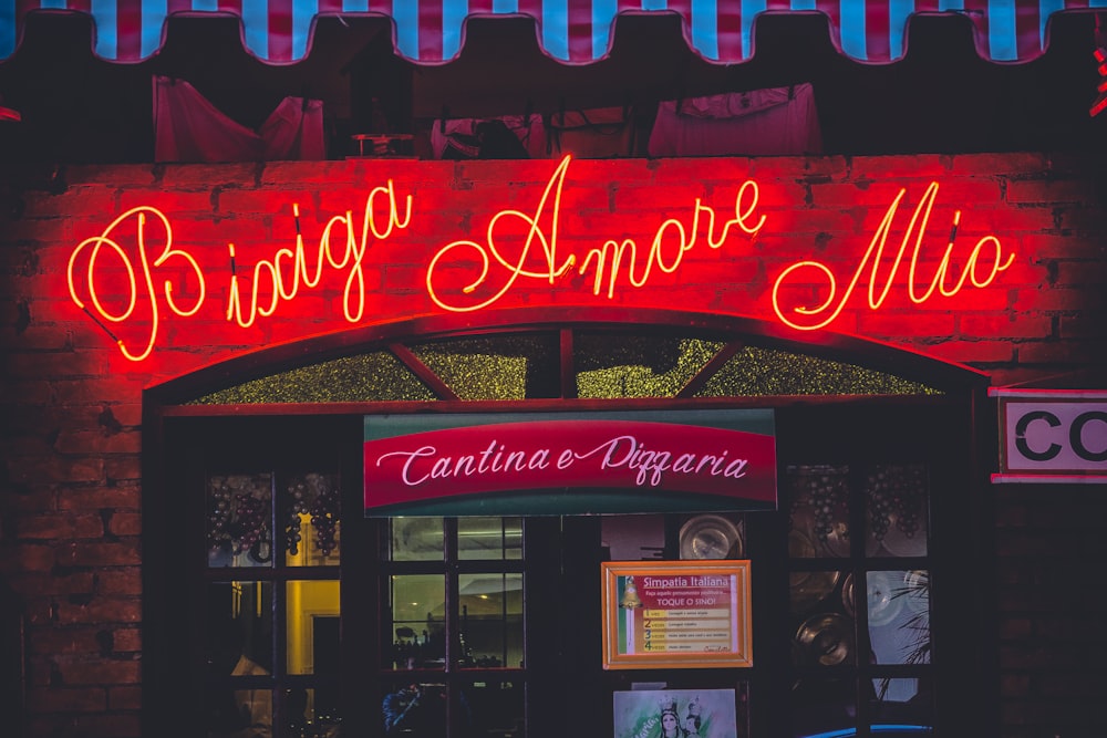 Bisdga Amore Mio neon store sign