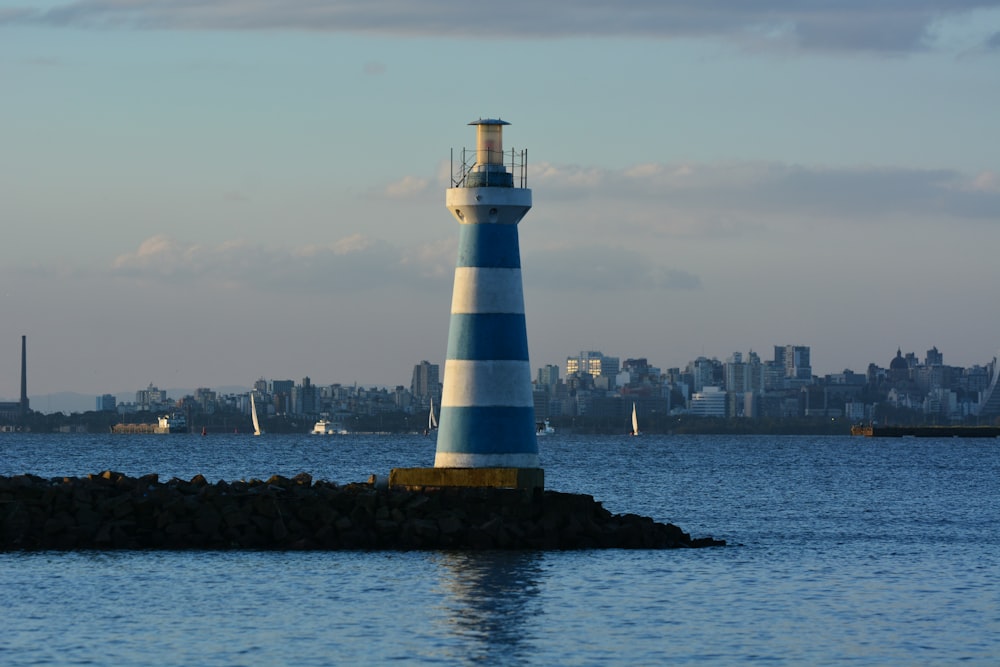 fotografia de farol branco e azul