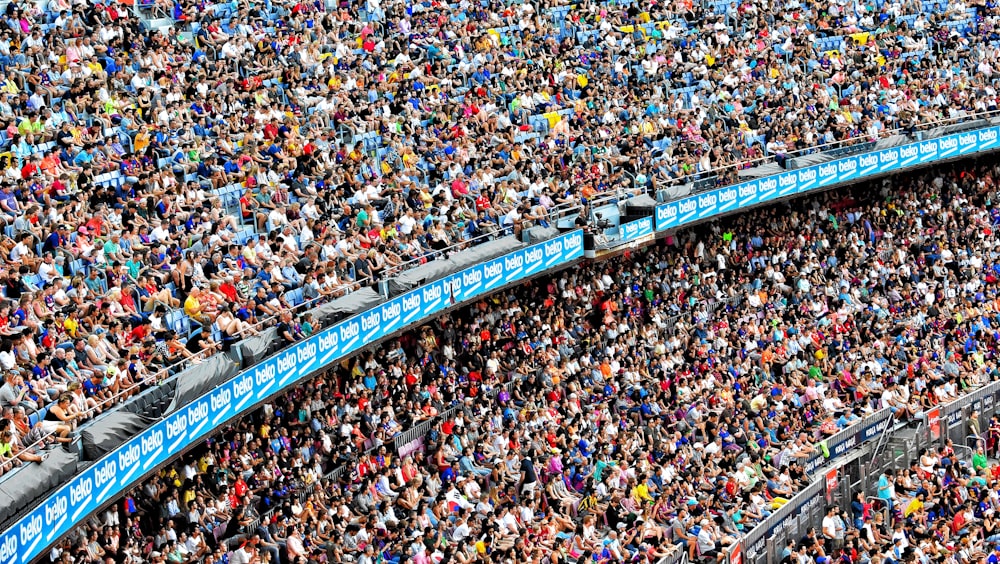 Estadio de 3 capas con público