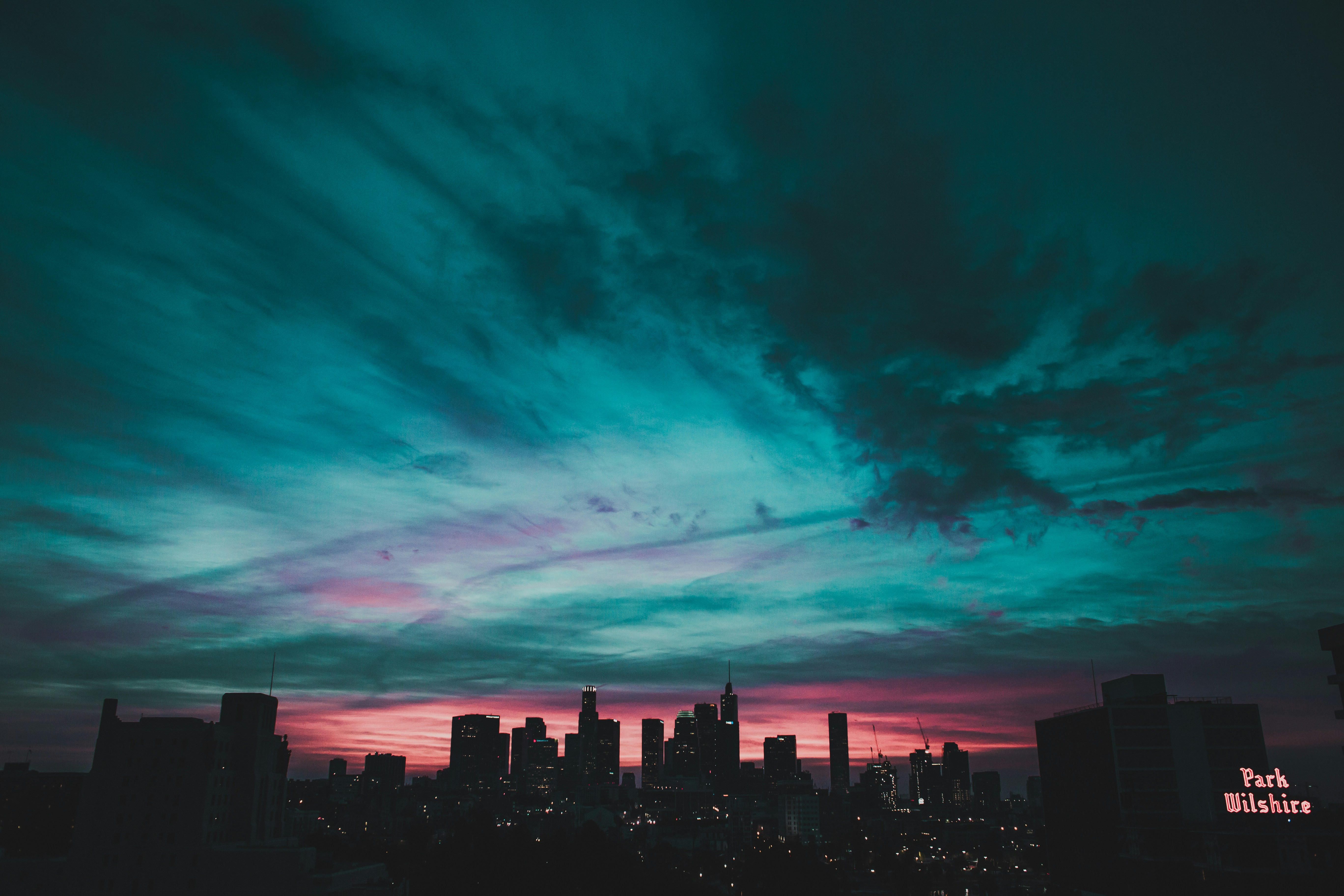 Cielo verde azulado bajo los edificios de la ciudad