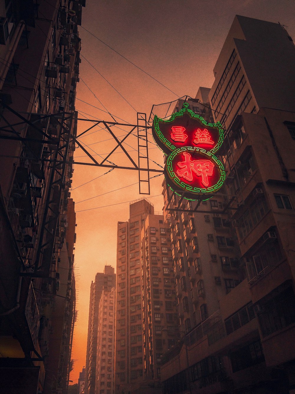 texto kanji vermelho e verde sinalização de luz neon