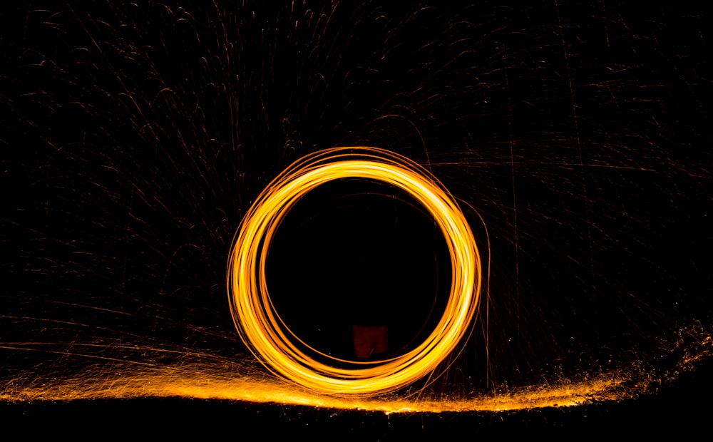 Fotografia de lã de aço durante a noite