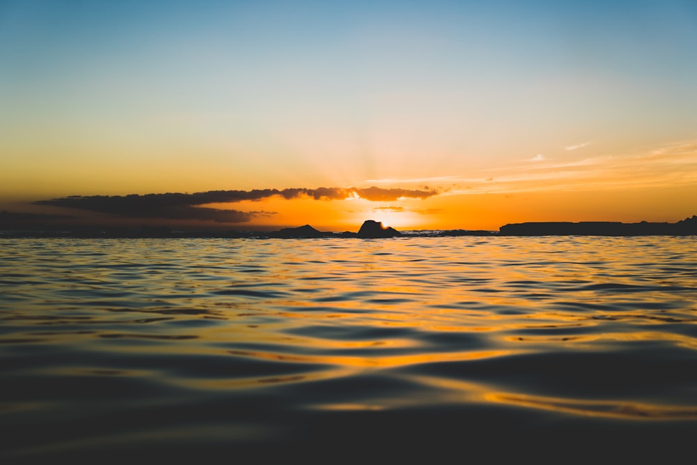 Foto de silueta del mar durante las horas doradas