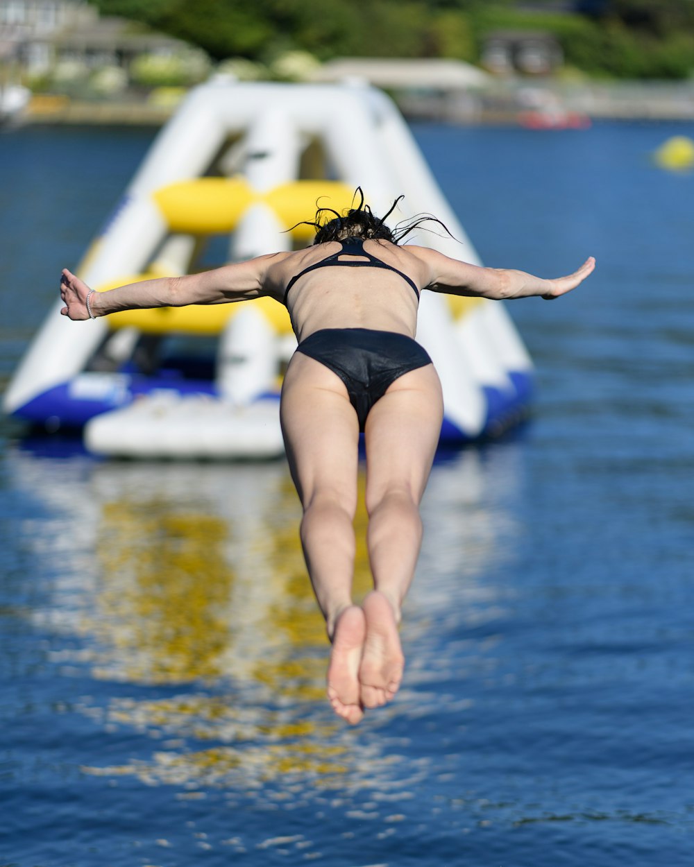 Frau im Begriff, aufs Wasser zu springen