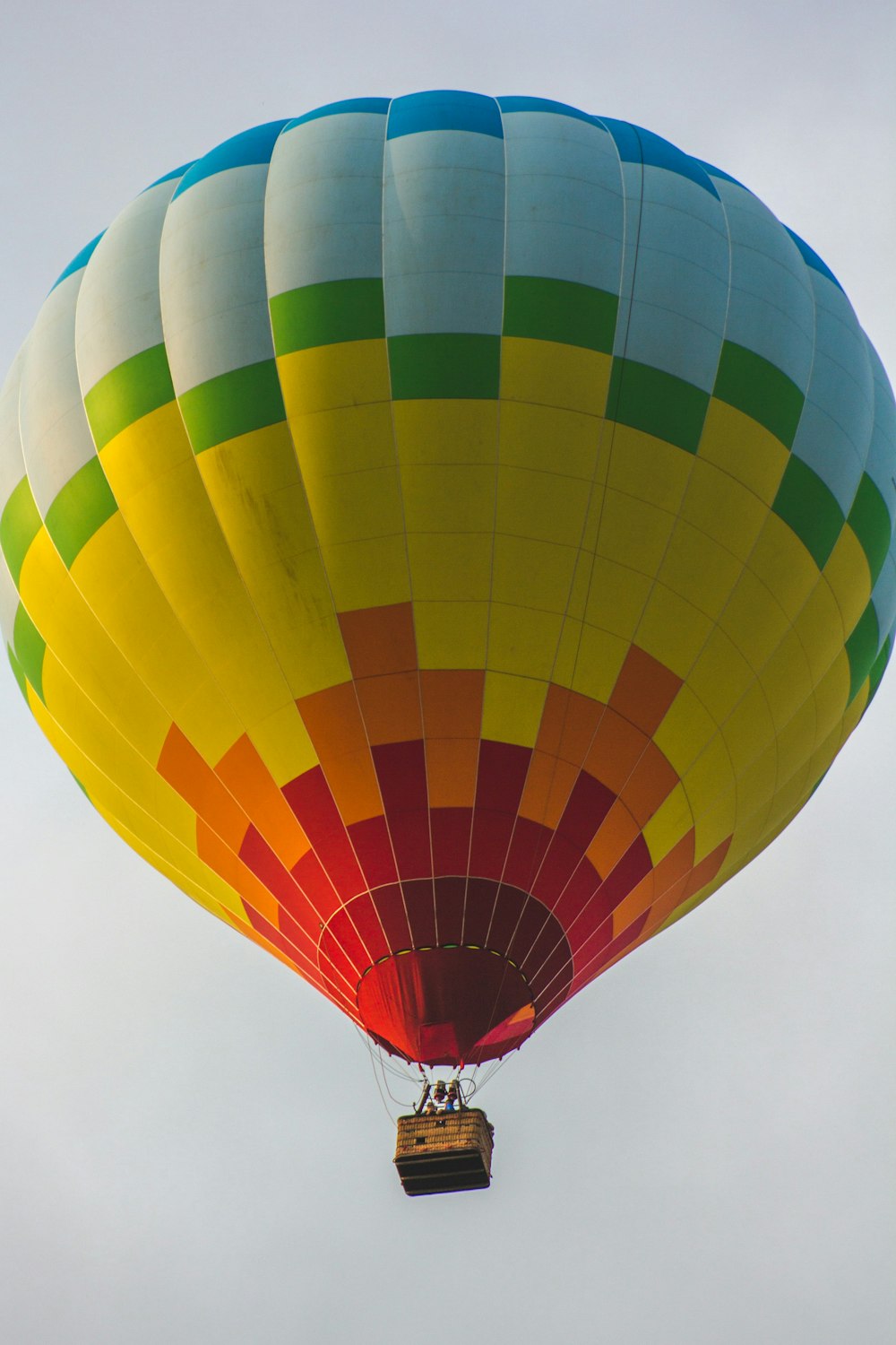 Mehrfarbiger Heißluftballon auf Luft