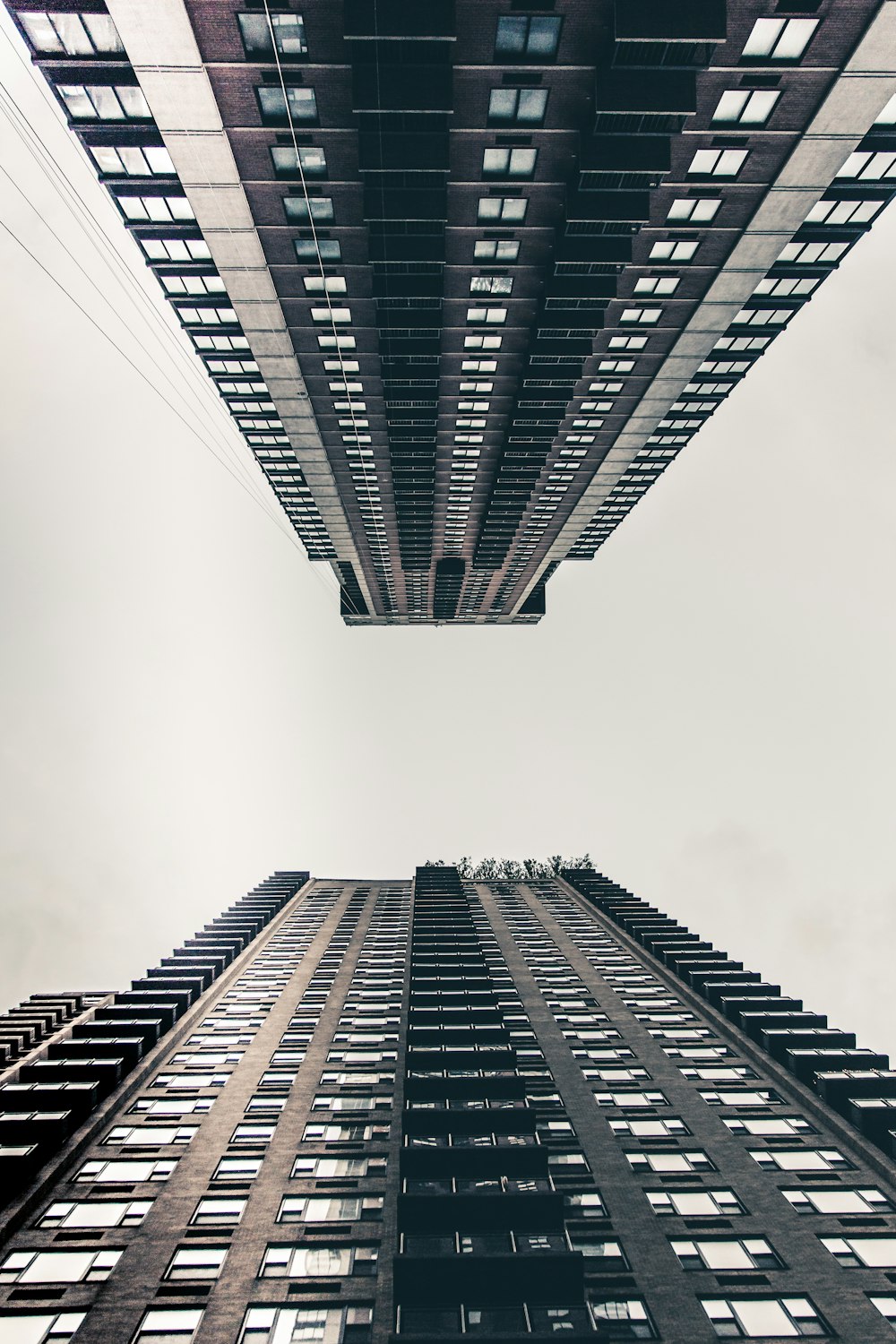 Fotografía a ojo de gusano de dos rascacielos