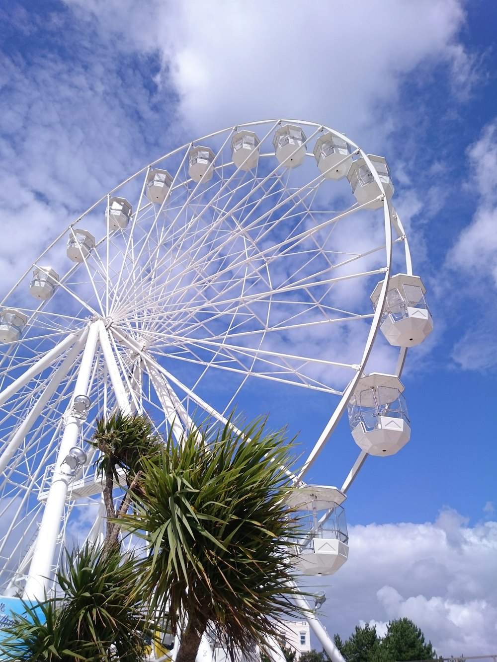 Photographie de la grande roue pendant la journée