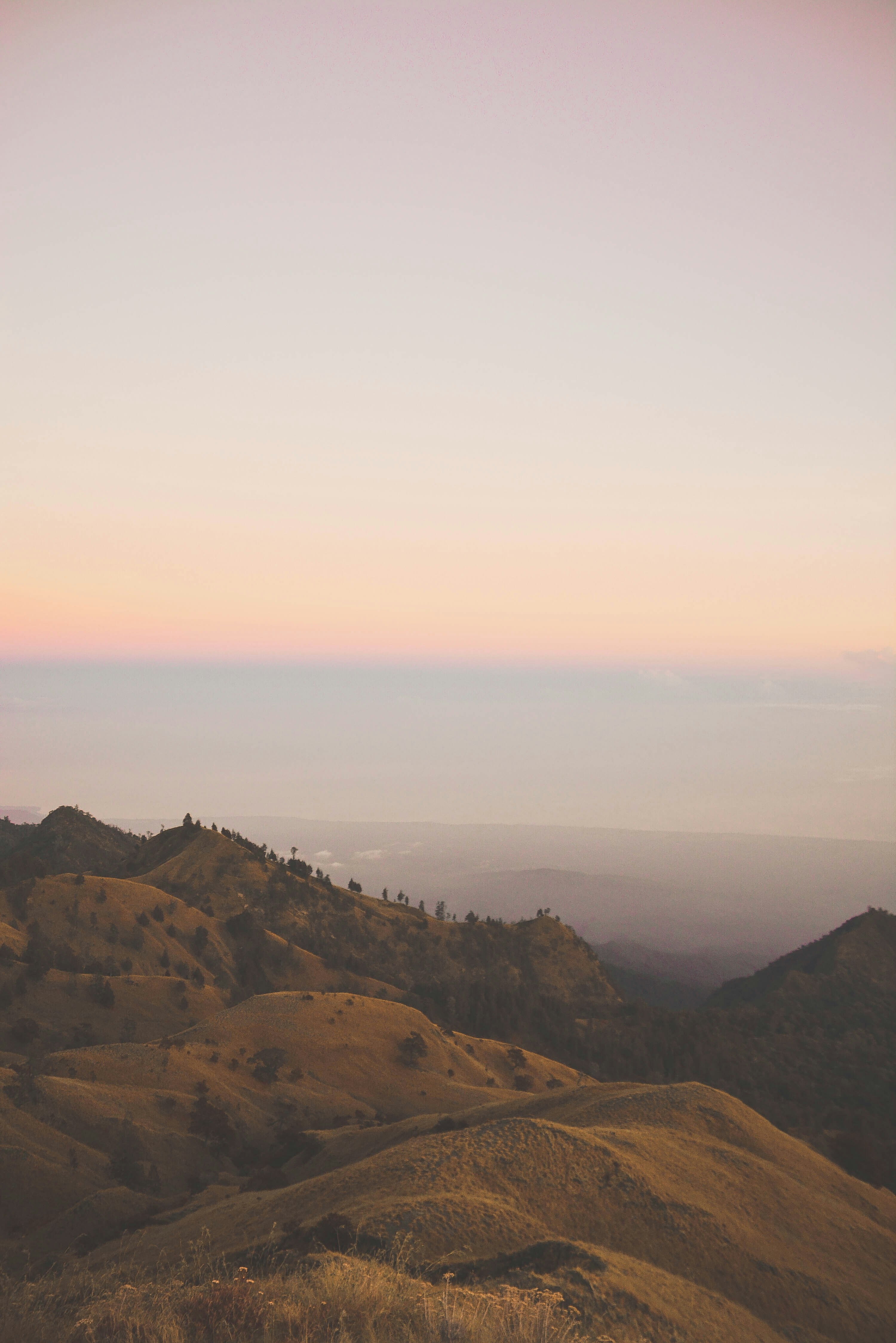 Fotografía de larga exposición de paisajes de montaña marrón y niebla
