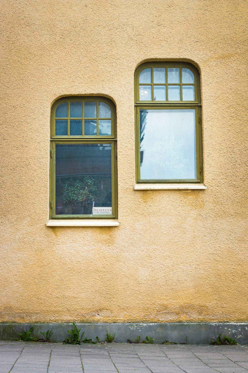 Dos ventanas de vidrio con marco gris