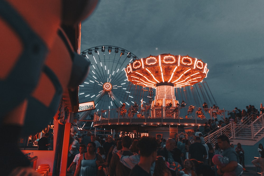 Parque de atracciones durante la noche