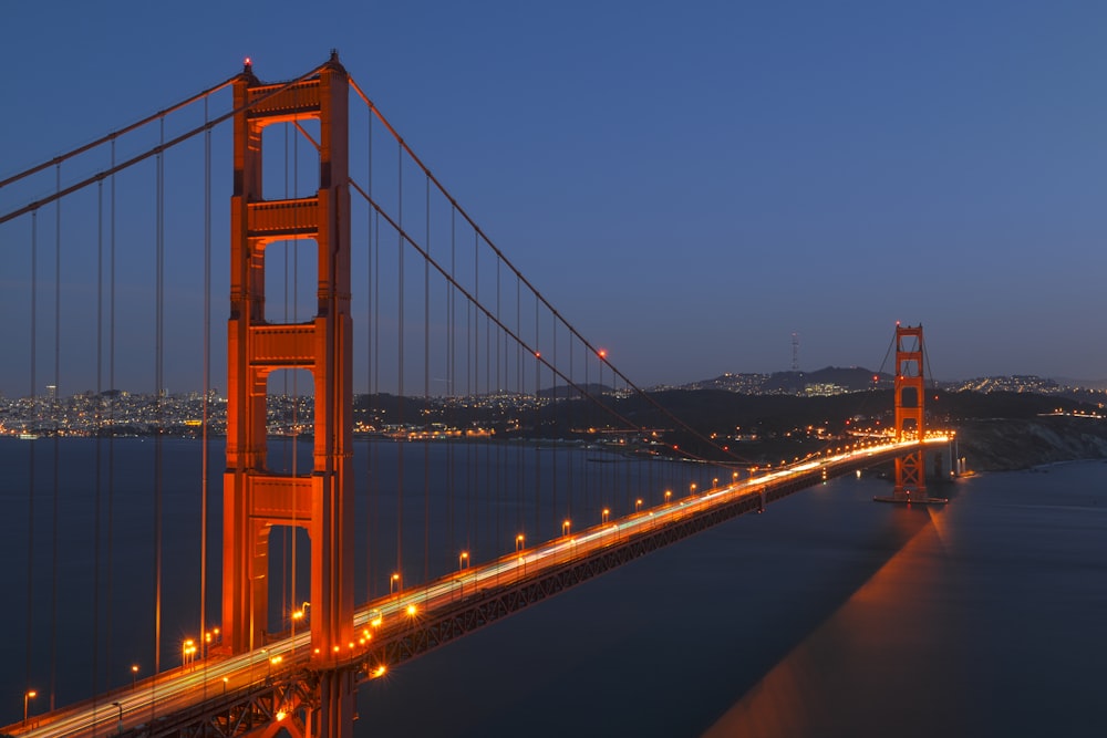 photographie aérienne du Golden Gate Bridge éclairé, San Francisco la nuit