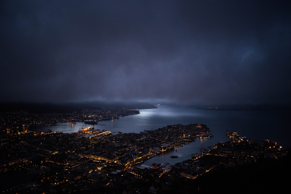 Photographie de bâtiments en basse lumière