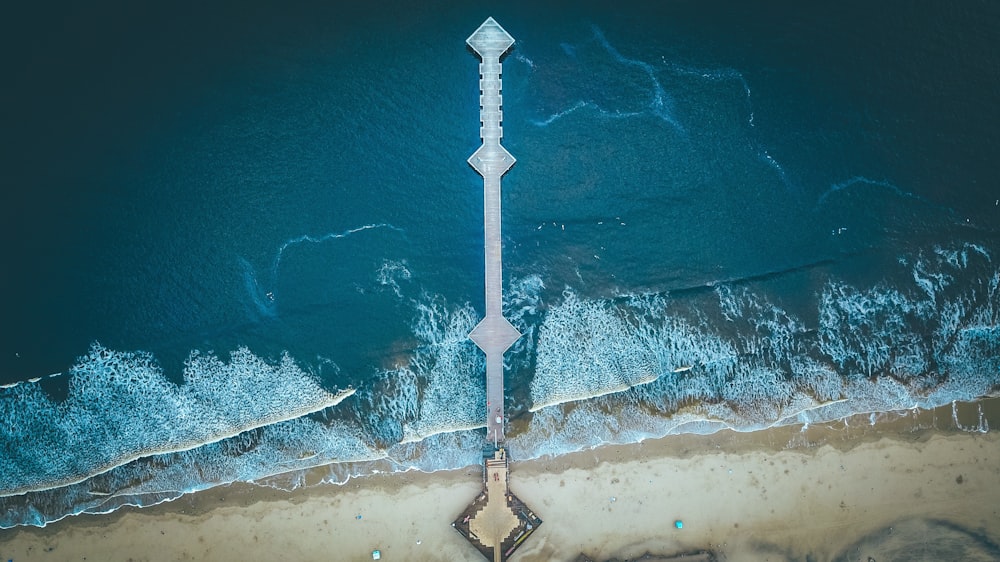 Fotografía aérea del muelle en el mar