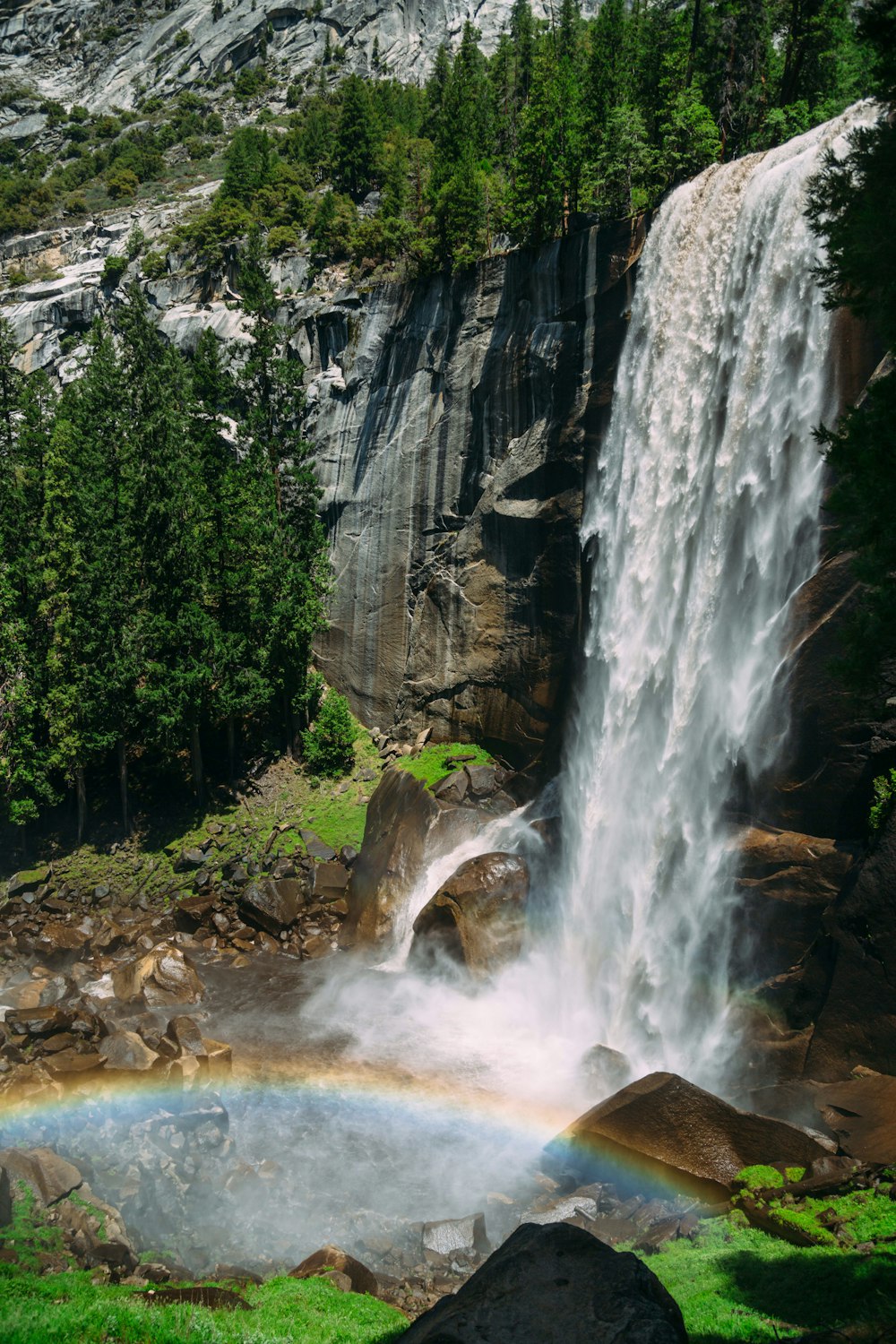 Photographie aérienne de chutes d’eau pendant la journée