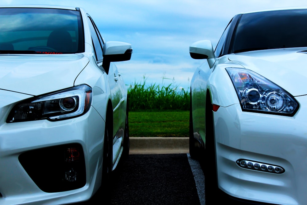 Nissan GT-R blanche et Mitsubishi Lancer Evolution 10 blanche