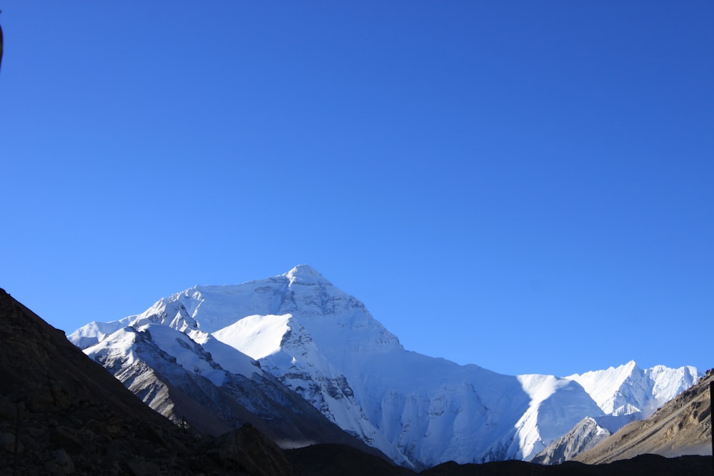 Photographie aérienne d’une montagne enneigée pendant la journée