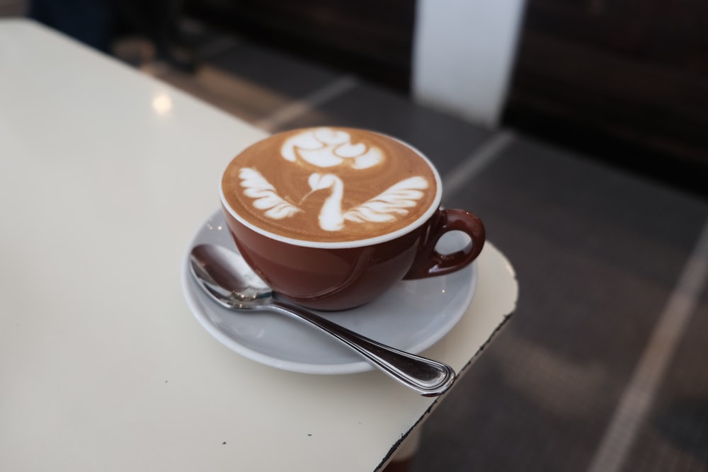 Flatlay-Fotografie einer gefüllten Teetasse mit Kaffee