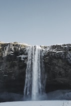 una cascata con il cielo azzurro