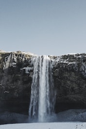 una cascata con il cielo azzurro