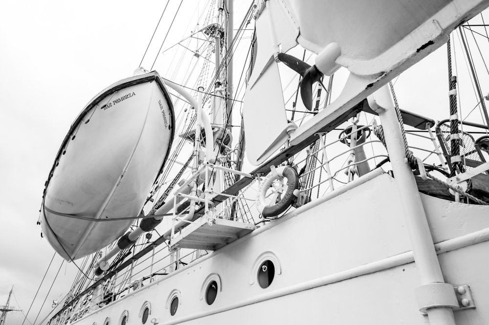 grayscale picture of sailing ship