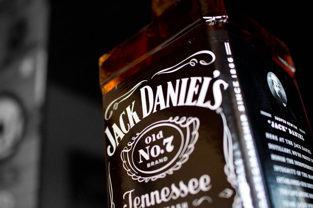 fotografia de foco raso da garrafa de Jack Daniel Tennessee