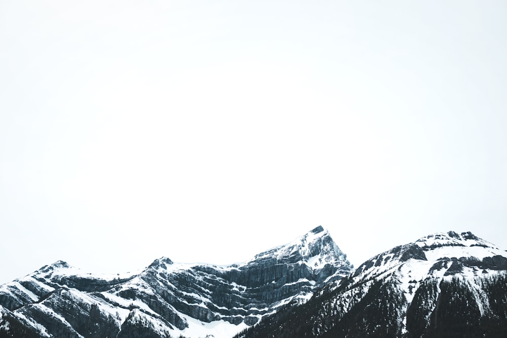 uma vista de uma montanha com neve sobre ela