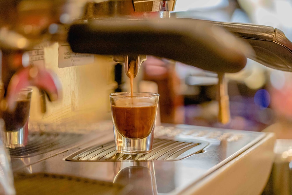 copo de vidro transparente na cafeteira de aço inoxidável cinza e branco