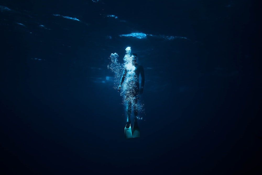 pessoa mergulhando no corpo d'água