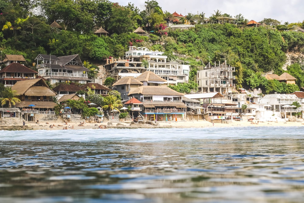 Casas marrones cerca del mar