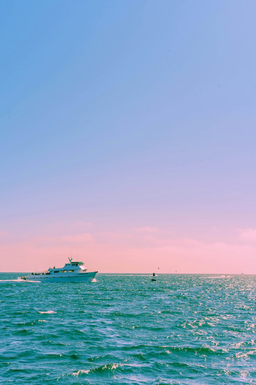 Yacht blanc naviguant pendant la journée