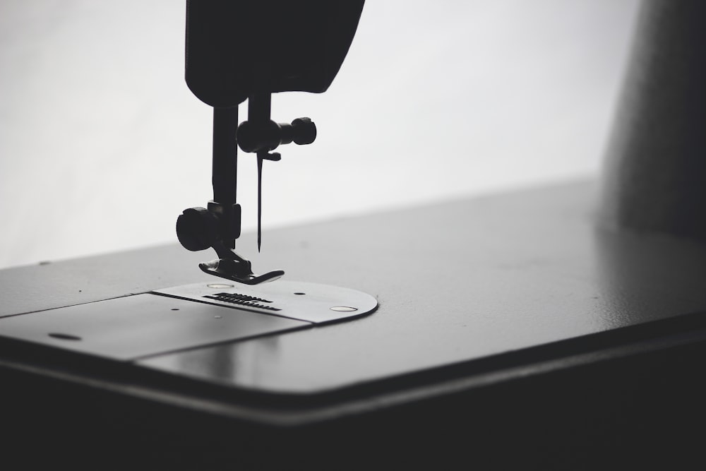 máquina de coser negra