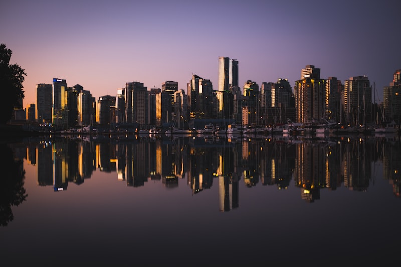 Skyline de Vancouver au crépuscule avec reflets dans l'eau du port