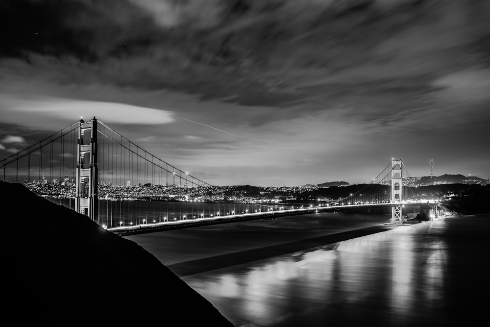 photographie en niveaux de gris du Golden Gate Bridge