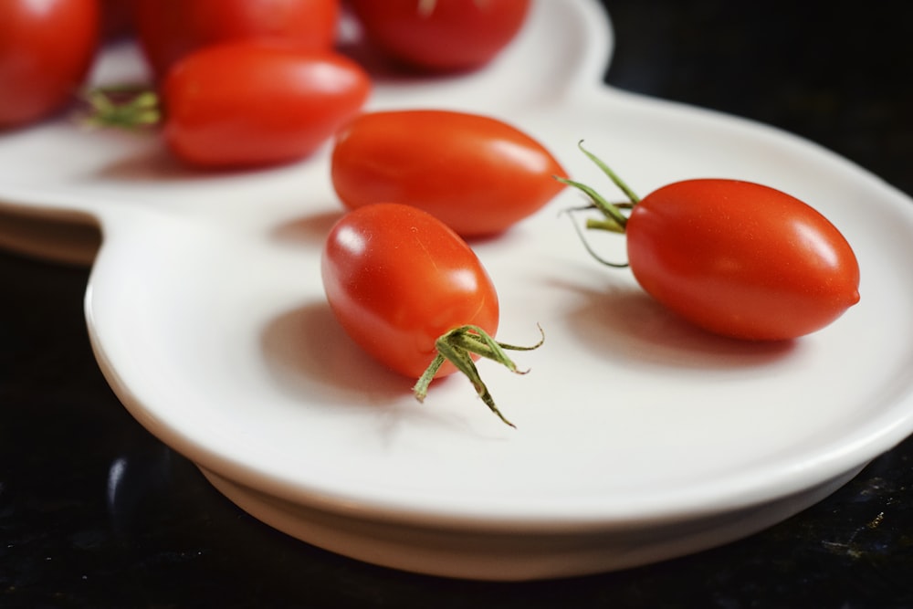 tomates cerises sur assiette blanche