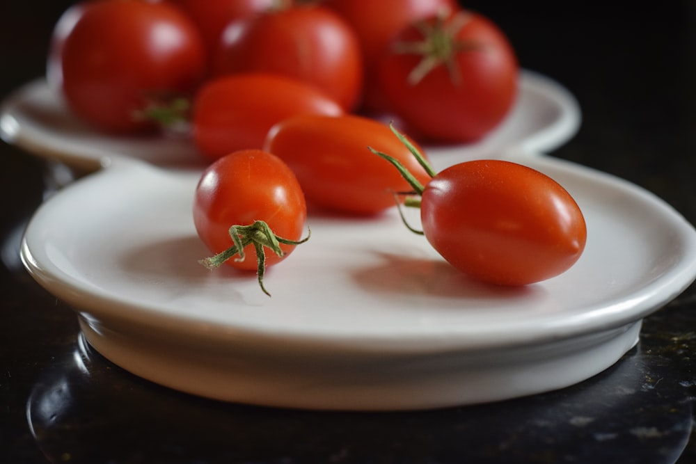 rote Tomaten auf weißem Keramikteller