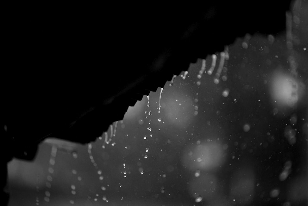 crack verre avec des gouttes d’eau