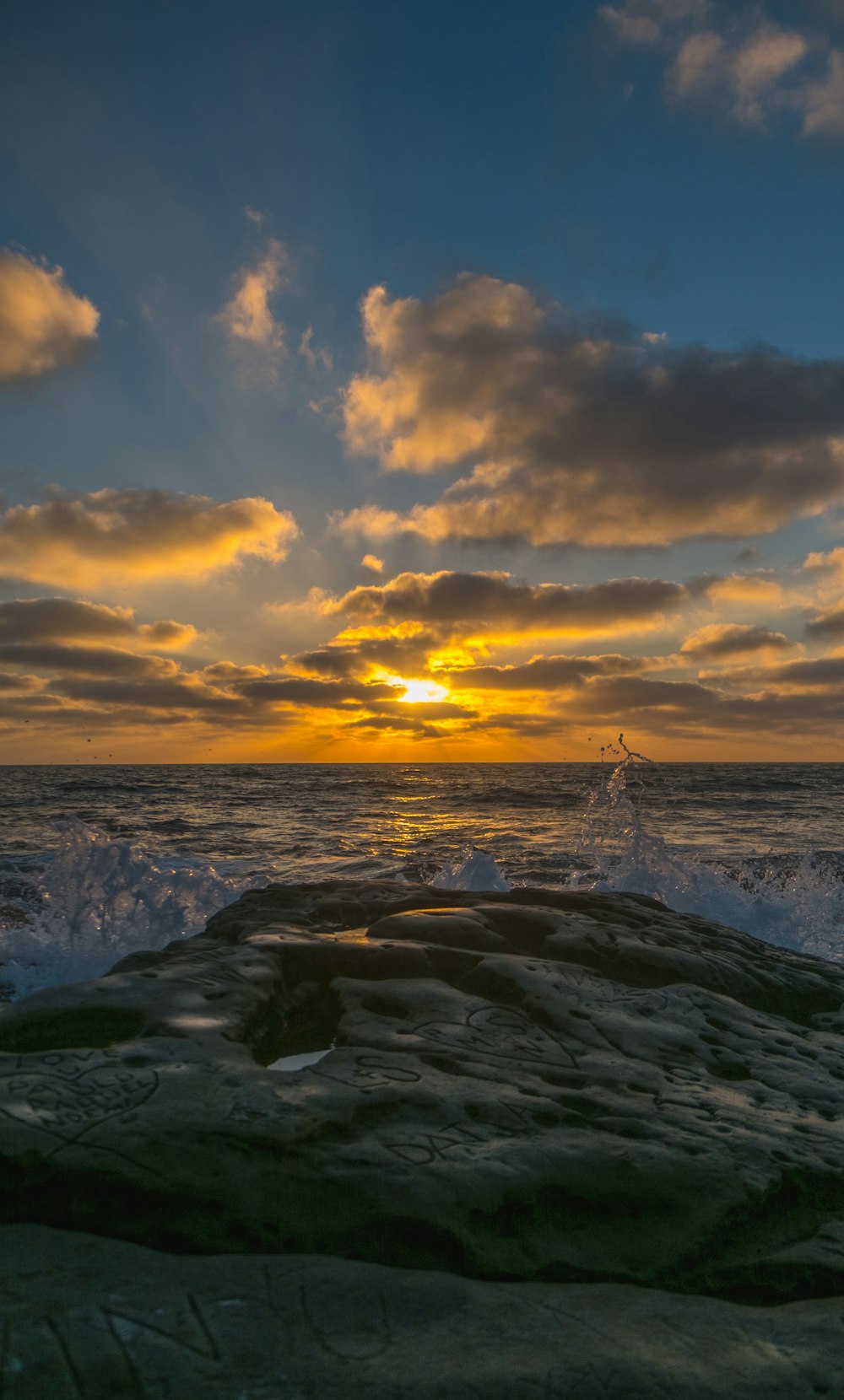 Photographie en accéléré des vagues de la mer sous l’heure dorée