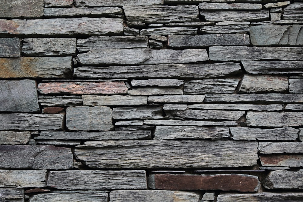 Photographie minimaliste de mur de roche grise