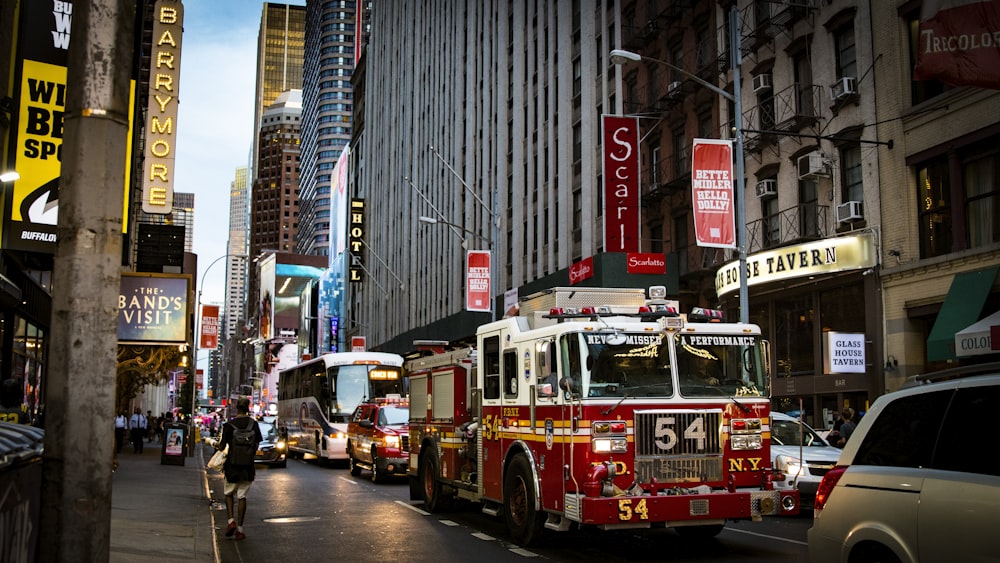 camion de pompiers sur la place de la ville