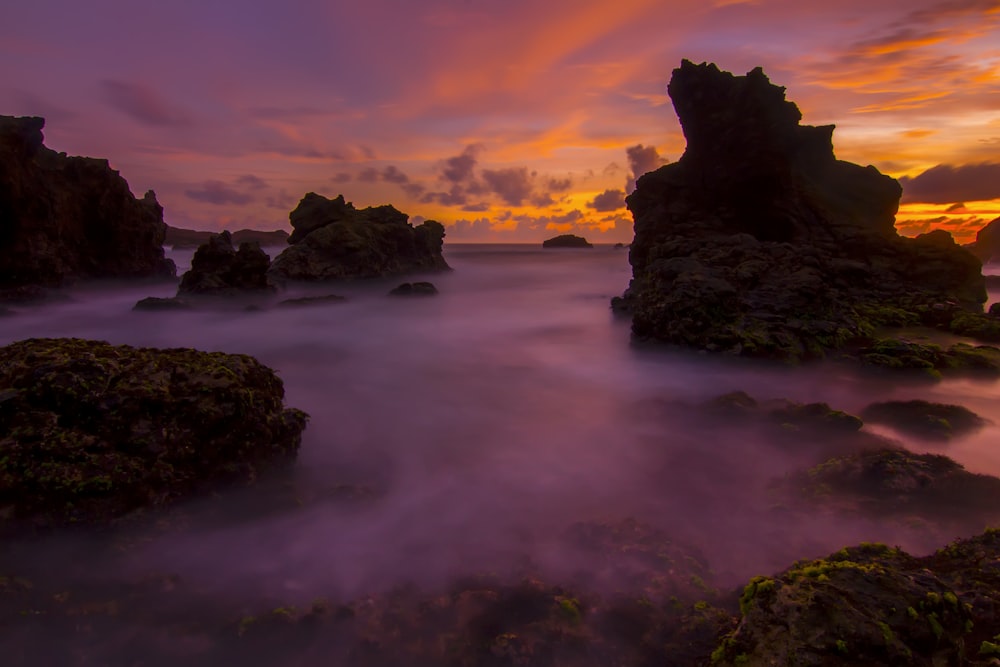 Fotografía de paisajes de montañas cubiertas de niebla