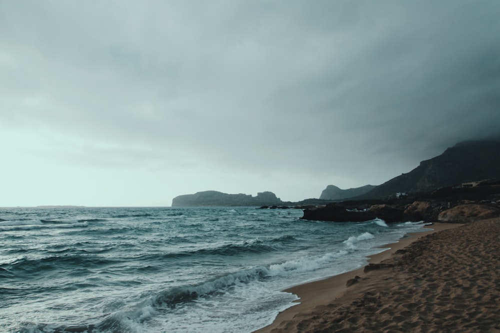 Ondas sob céu nublado durante o dia