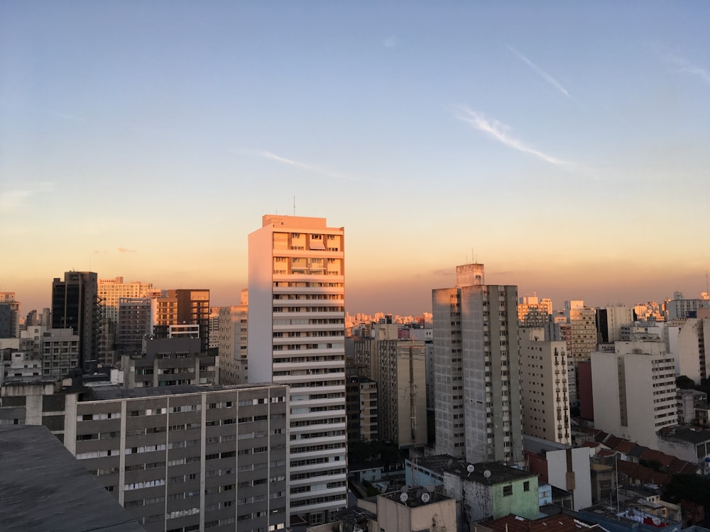 Fotografia aérea de edifícios da cidade durante o nascer do sol