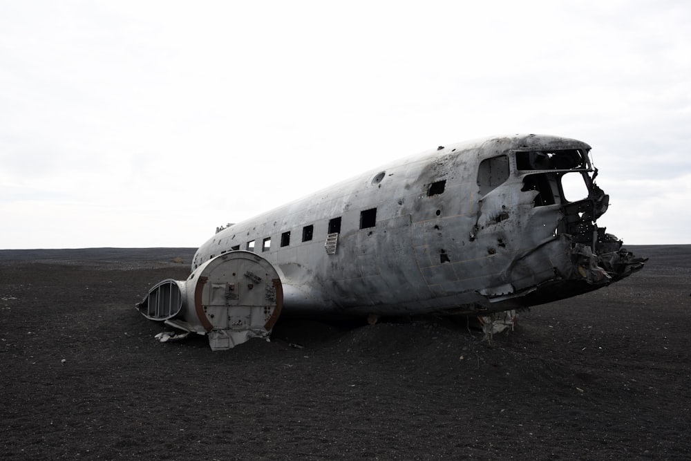 Foto en escala de grises del avión destrozado